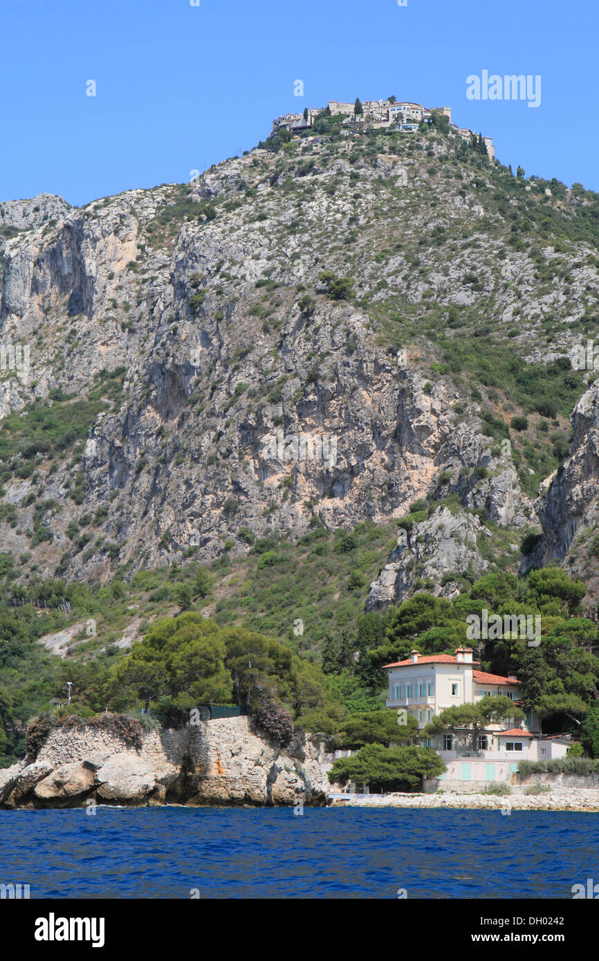 Eze Village et Eze Bord de Mer, vu de la mer, de la Côte d'Azur, France, Europe, Méditerranée Banque D'Images