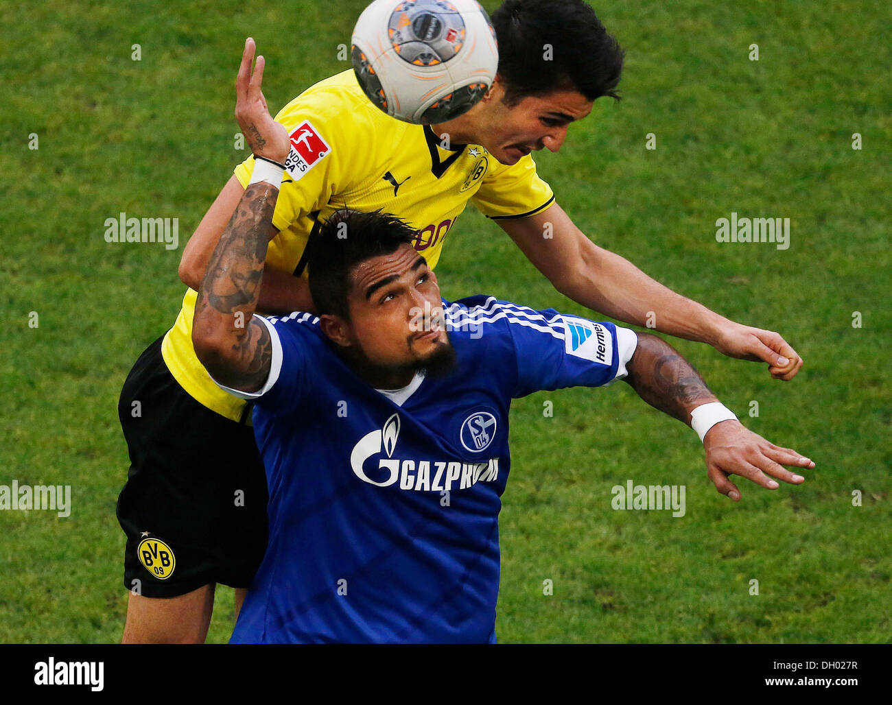 Fussball, Gelsenkirchen , France , 1. Bundesliga , 10. Spieltag, FC Schalke 04 - Borussia Dortmund 3 - 1 dans der Veltins Arena auf Schalke am 26. 10. 2013 Kevin-Prince BOATENG (S04). li- und Nuri Sahin (BVB) re.- © Norbert schmidt/Alamy Live News Banque D'Images