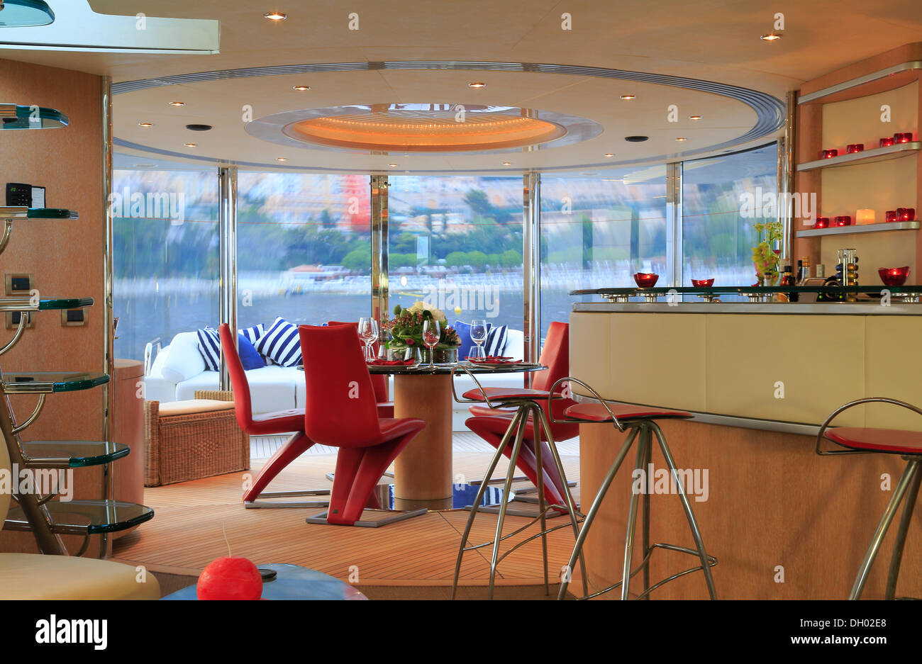 Salle à manger et bar sur le pont principal, Leonardo II, un croiseur construit par Azimut, type de bateau : Leonardo 98, Longueur : 30.15 m Banque D'Images