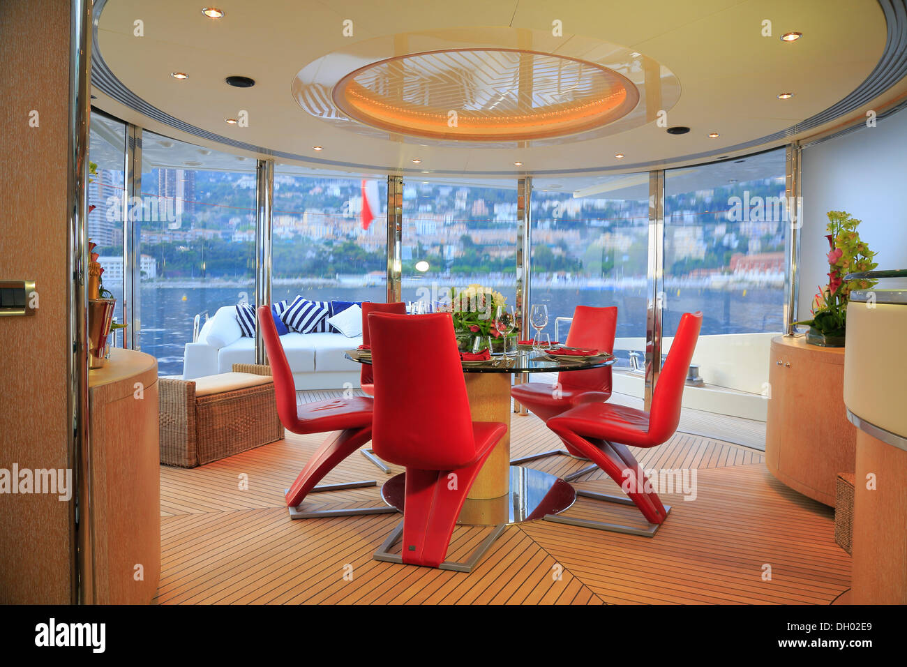 Coin repas sur le pont principal, Leonardo II, un croiseur construit par Azimut, type de bateau : Leonardo 98, Longueur : 30.15 m, construit en 2004 Banque D'Images