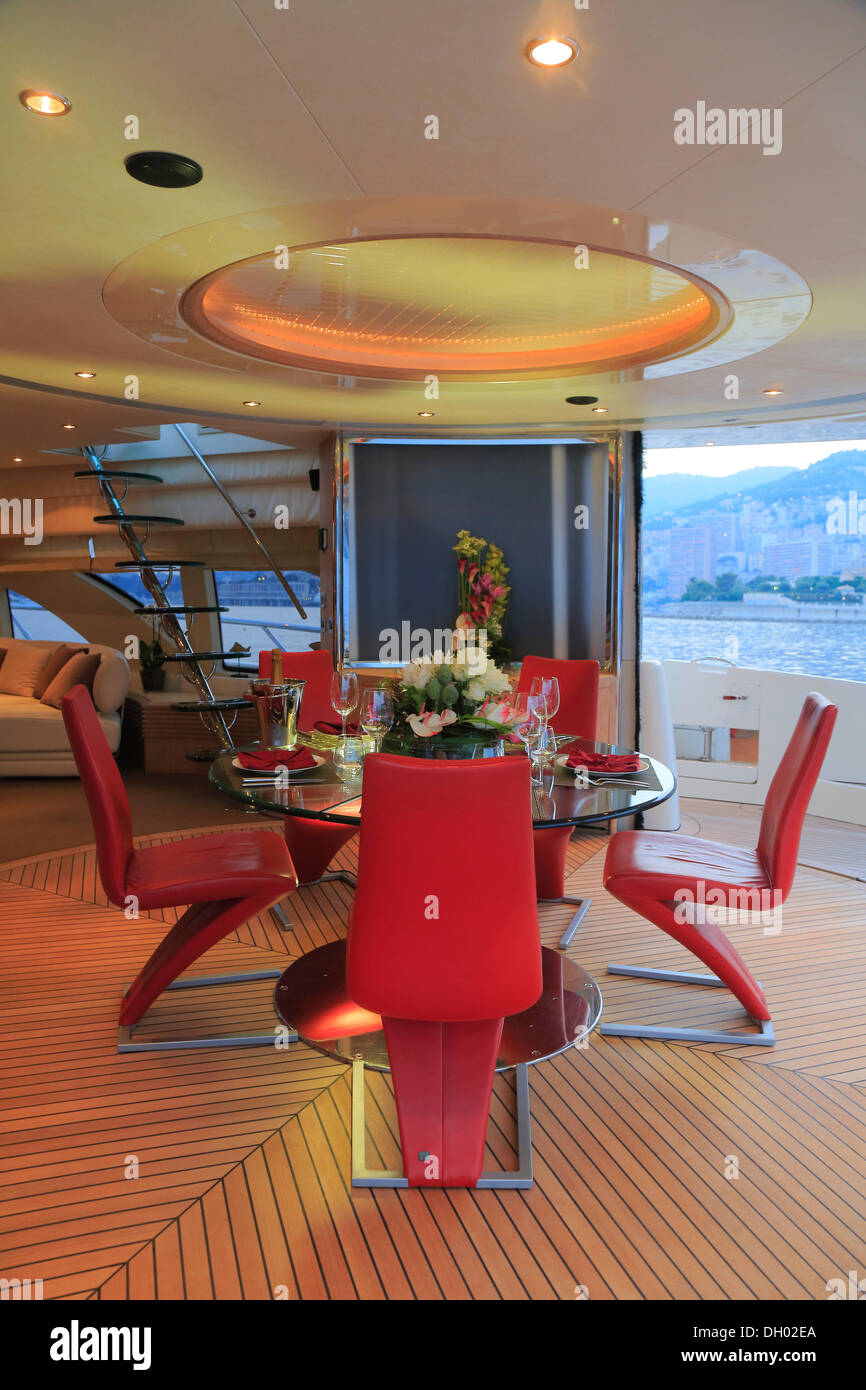 Coin repas sur le pont principal, Leonardo II, un croiseur construit par Azimut, type de bateau : Leonardo 98, Longueur : 30.15 m, construit en 2004 Banque D'Images