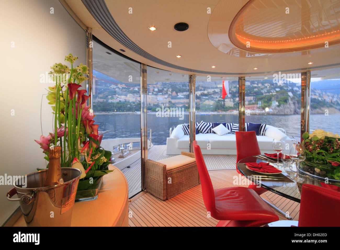 Coin repas sur le pont principal, Leonardo II, un croiseur construit par Azimut, type de bateau : Leonardo 98, Longueur : 30.15 m, construit en 2004 Banque D'Images