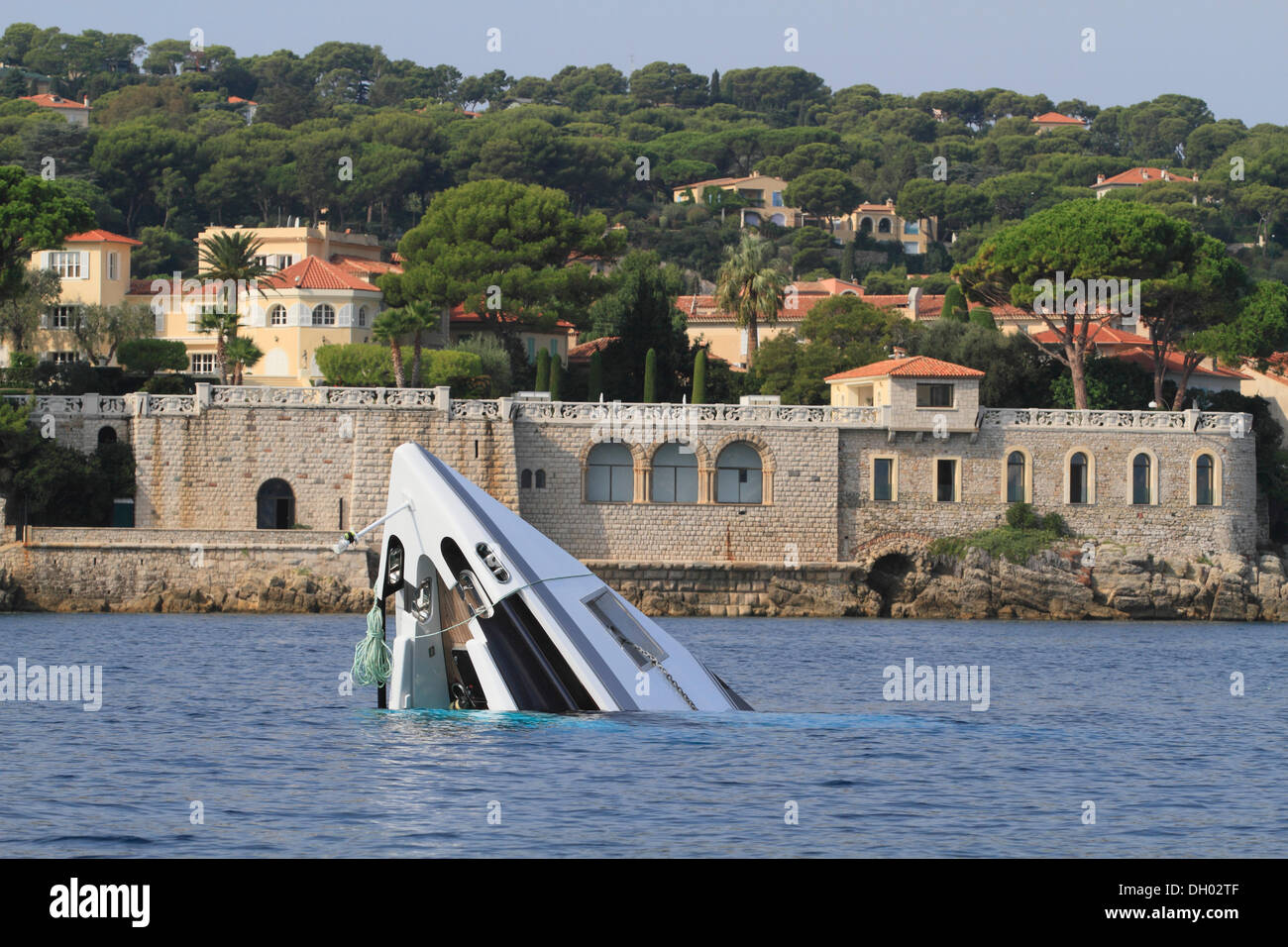 L'épave de l'arc en saillie motor yacht de Vals II, coulé en septembre 2012, dans les eaux au large du Cap Ferrat, Côte d'Azur, France Banque D'Images