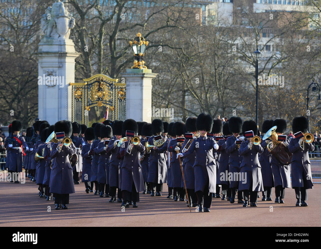 Relève de la garde devant le palais de Buckingham, les soldats portant un uniforme gris, musique militaire, City of Westminster, London Banque D'Images