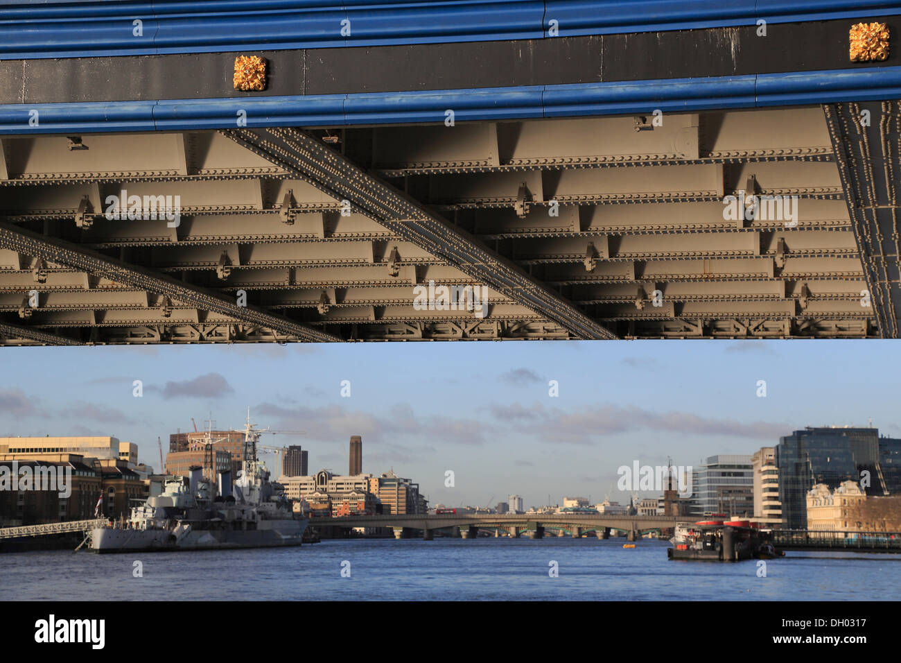 Vue de dessous de la structure en fer de la Tower Bridge, Tamise, City of London, London, London, Angleterre région Banque D'Images