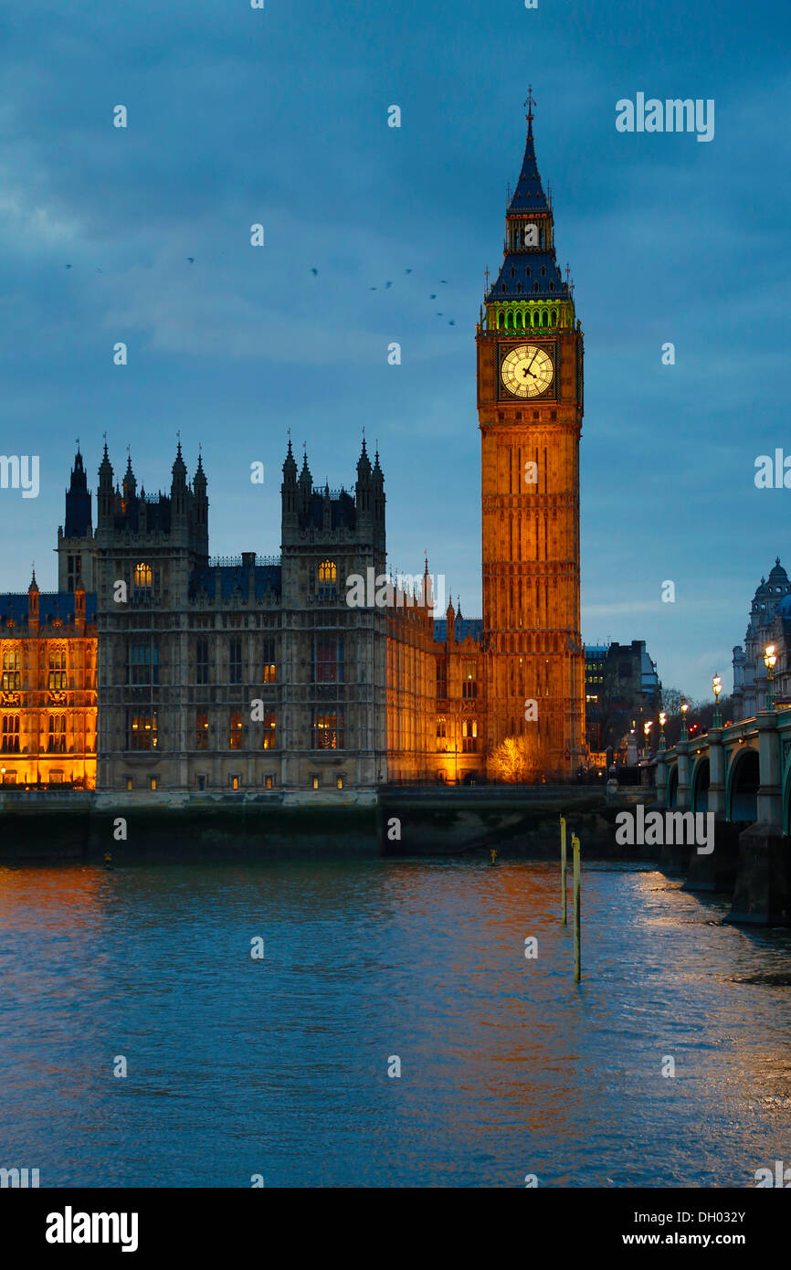 Westminster Hall, Elizabeth Tower ou Big Ben, les Maisons du Parlement, la Tamise, le pont de Westminster dans la soirée Banque D'Images