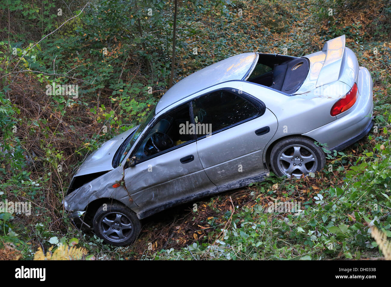 Voiture qui a poussé hors de la route et sur une berge, d'accident de la circulation Banque D'Images