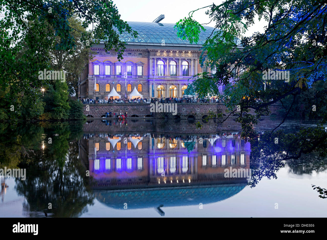 Ständehaus, allumé pour la fête des lumières, Kaiserteich étang, Düsseldorf, Rhénanie du Nord-Westphalie Banque D'Images