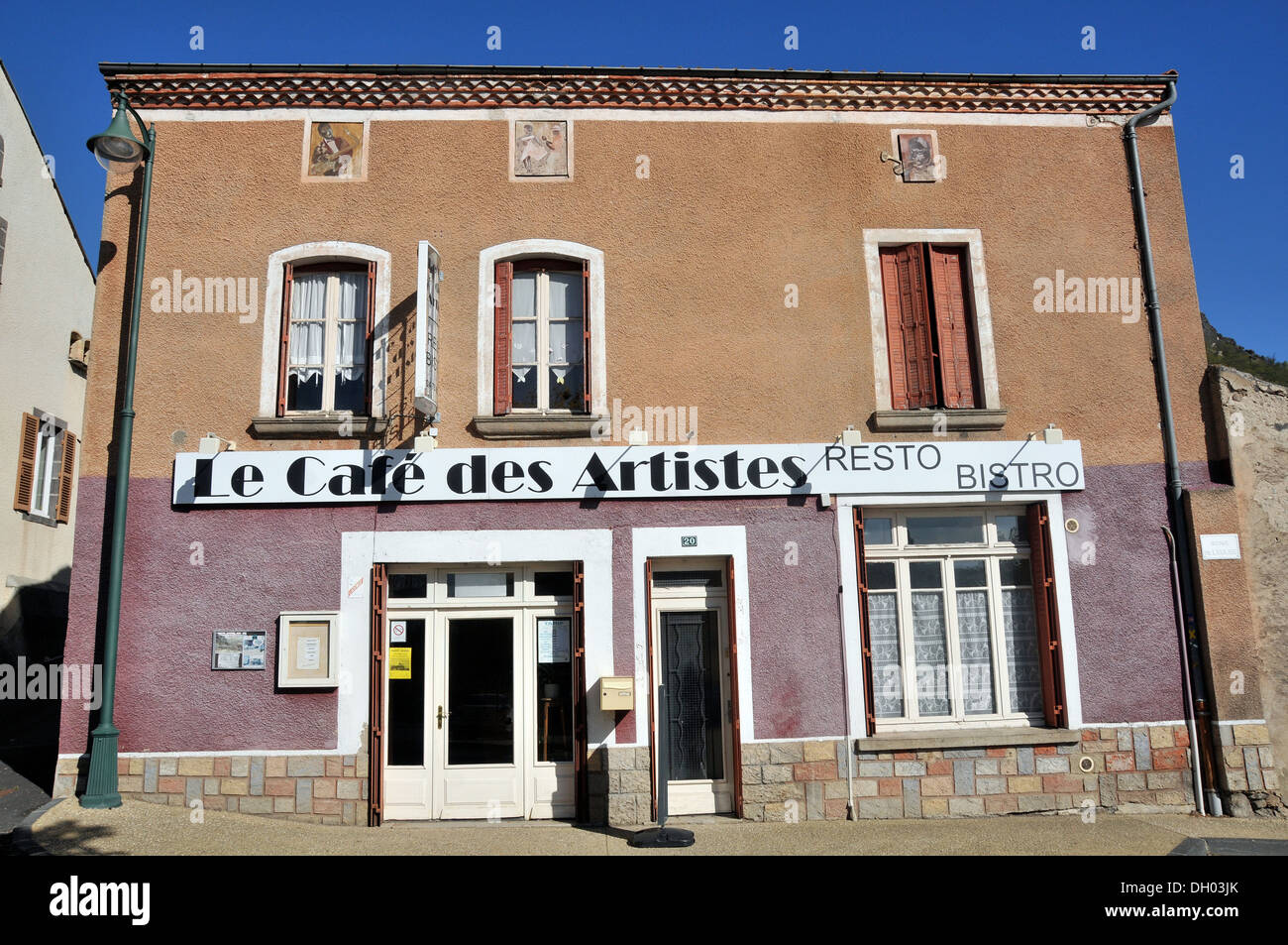 Le Café des Artistes restaurant bistro Perrier Puy-de-Dôme Auvergne Massif-Central France Europe Banque D'Images