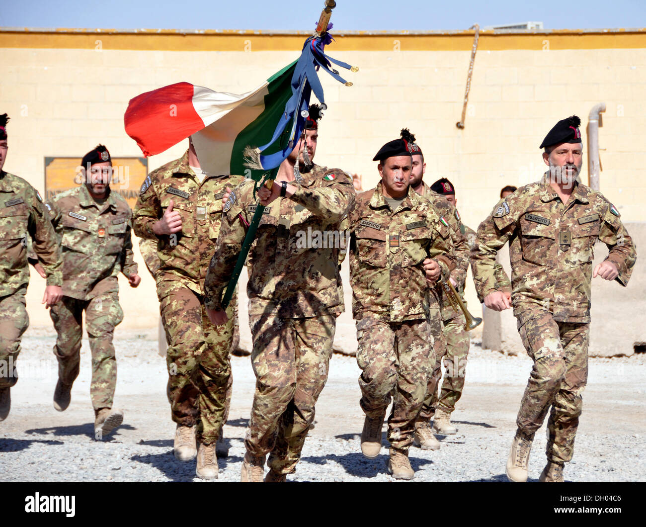 Des soldats italiens marcher en formation tout en défilant les couleurs lors d'une cérémonie de transfert de la base de la remise de base d'opération avancée Farah à l'Armée afghane. Banque D'Images