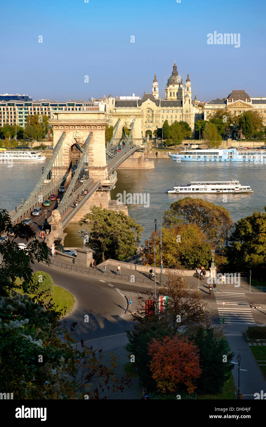 Vue sur le Danube à la lutte antiparasitaire de la colline du Château de Buda, avec le pont à chaînes, Szecheni Lanchid, Budapest, Hongrie, Europe Banque D'Images