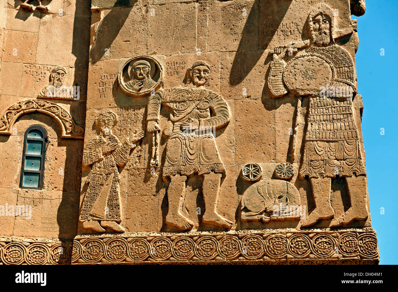 Sculptures en bas-relief des scènes de la bible sur l'extérieur de la 10e siècle cathédrale orthodoxe arménienne de la sainte Banque D'Images