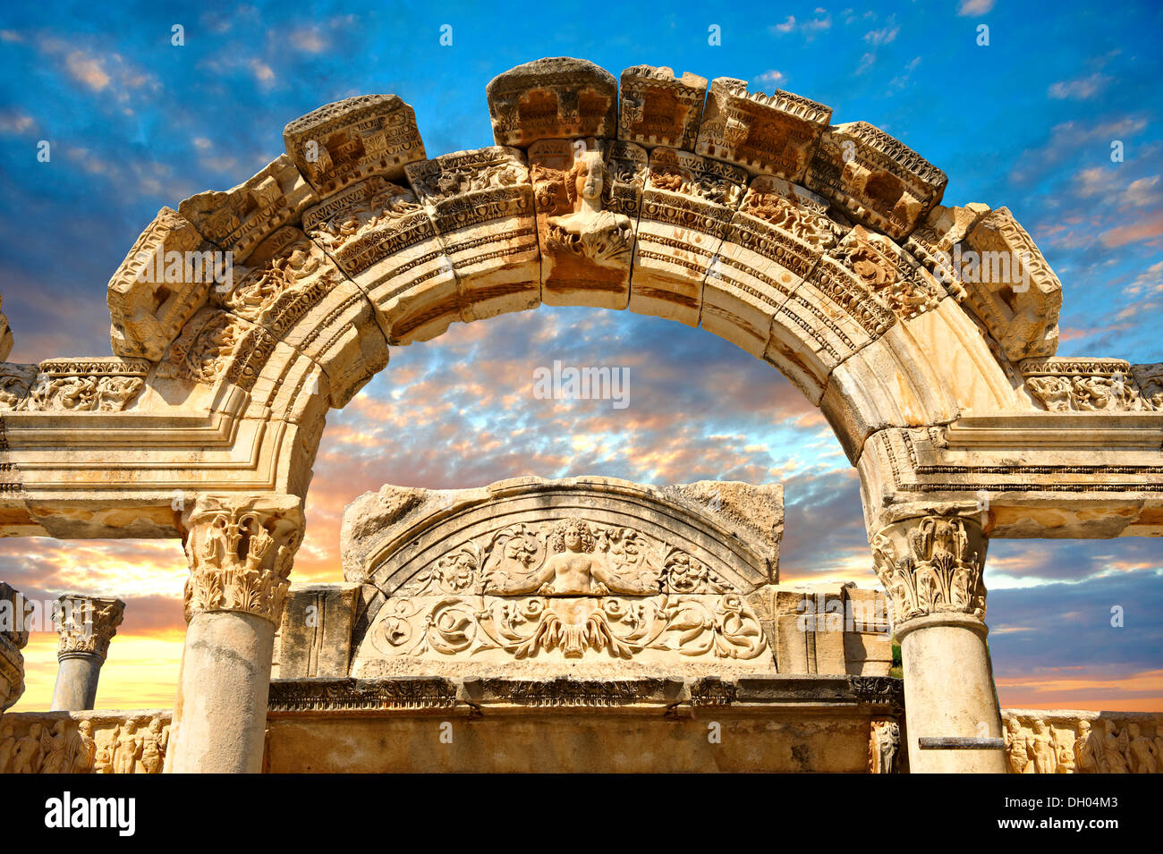 Le temple de l'empereur Hadrien sur curetes street, 117 - 138 a.d., site archéologique d'Éphèse, Anatolie, Turquie Banque D'Images
