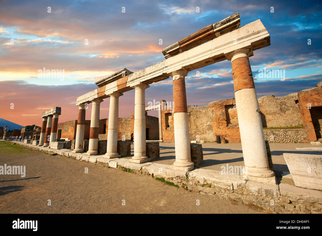 Les colonnes romaines de la construction d'eumachia, Pompéi, Italie, Europe Banque D'Images