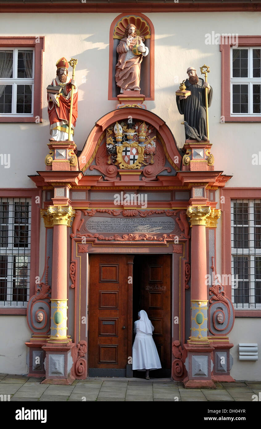 Portail Renaissance avec les chiffres de Saint-Boniface, Jésus Christ et saint Benoît de Nursie, bâtiment de l'ancien couvent Banque D'Images