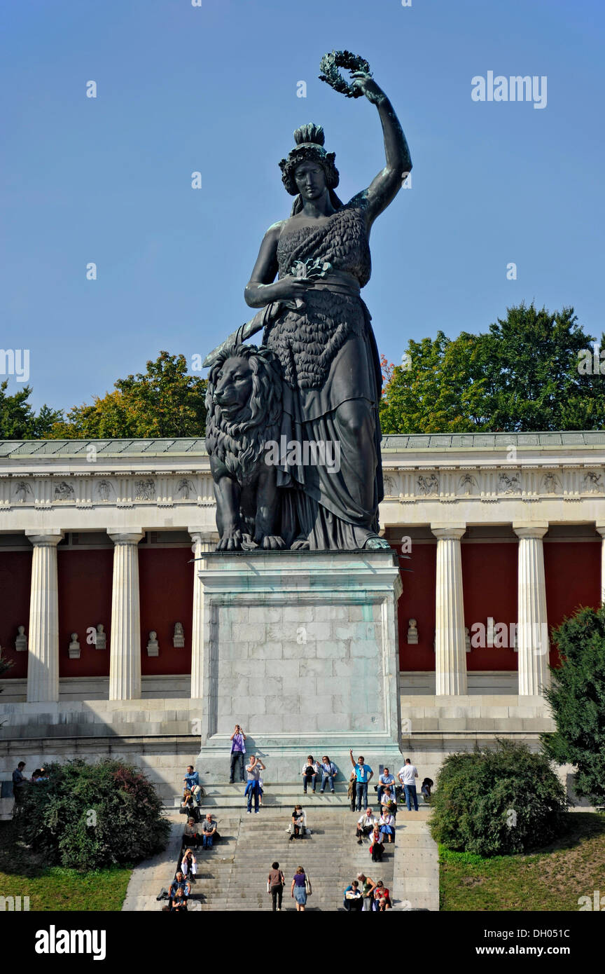 Statue en bronze de Bavière en face de l'immeuble Ruhmeshalle, Munich, Haute-Bavière, Bavière Banque D'Images