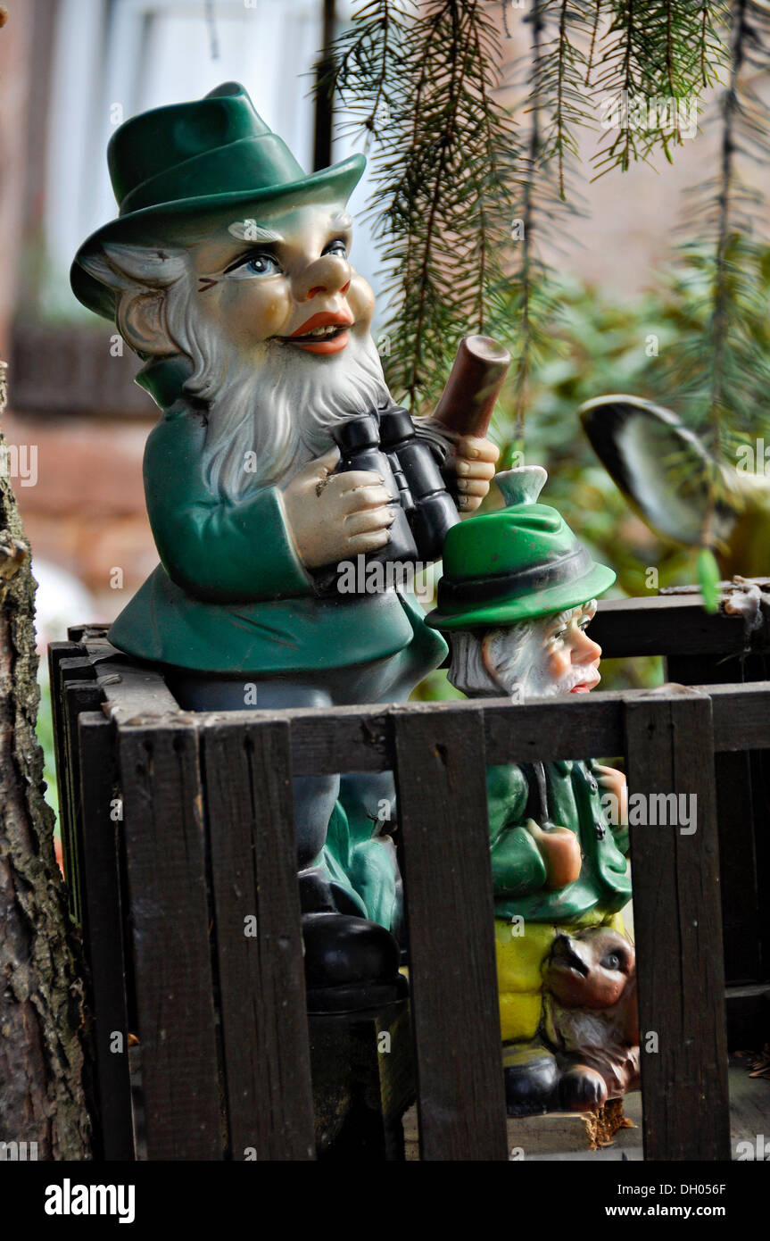Garden Gnome comme un chasseur sur un faux se cacher dans les bois, près de Bueches Buedingen, Hesse, PublicGround Banque D'Images