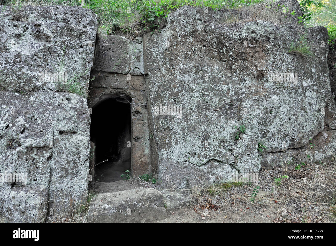 Entrée de la chambre funéraire étrusque Tomba della Sedia, zone archéologique à San Giovenale, près de Vetralla, lazio, Italie Banque D'Images