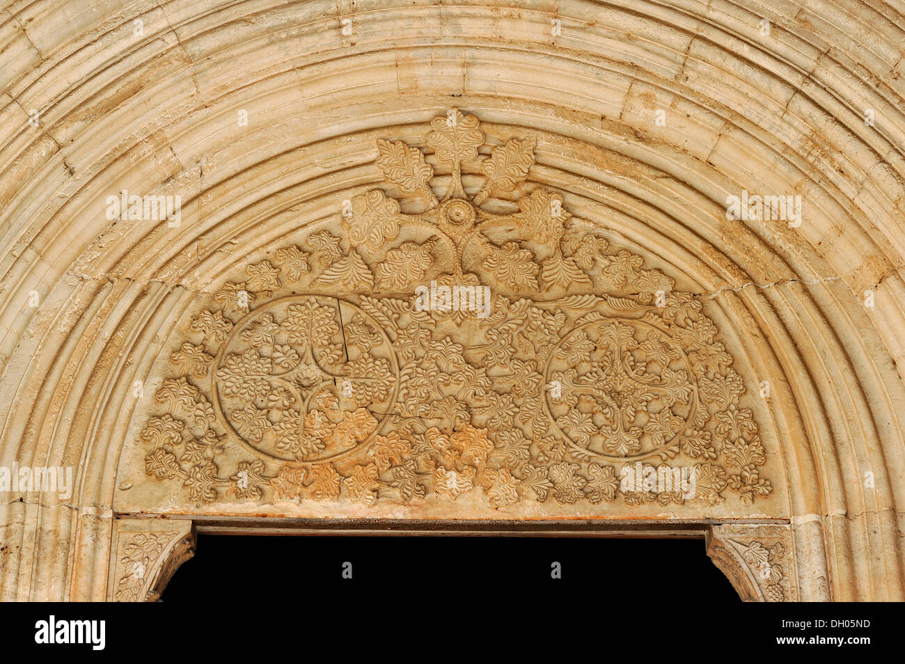 Reliefs dans le linteau, l'arc de la porte principale, vestibule de l'église abbatiale de l'abbaye bénédictine de Casamari Banque D'Images