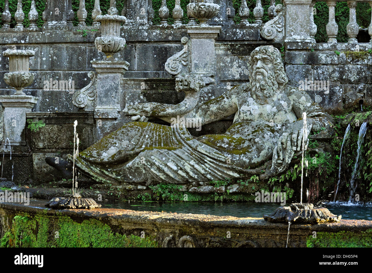 Fontana dei Giganti, Fontaine du géant, dieu de la rivière du Tibre, jardin de la Villa Lante, Viterbo, Latium, Italie Banque D'Images