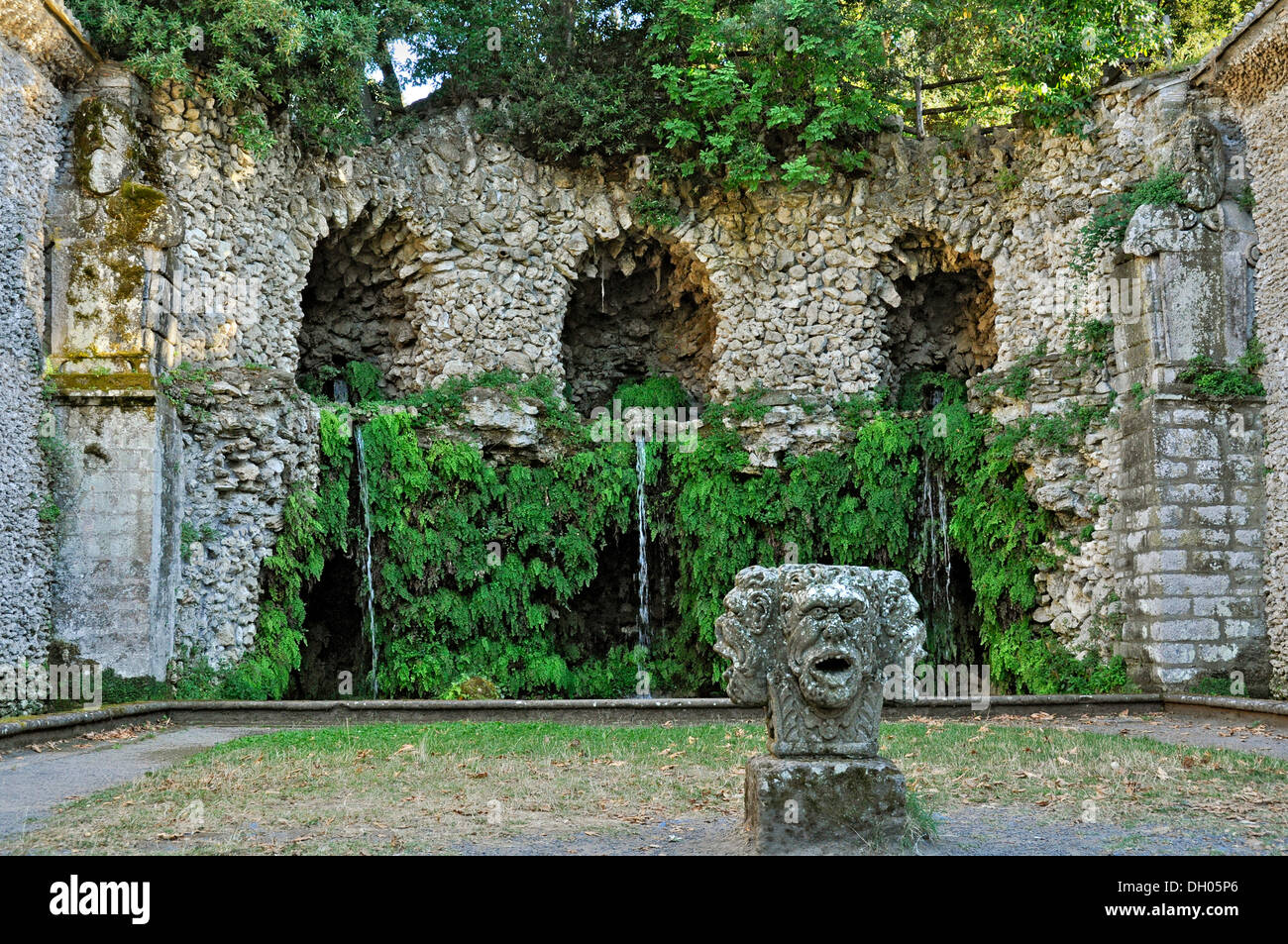 Masque en pierre avec quatre têtes à la grotte de la source de l'eau, Fontana del Diluvio, inondation fontaine, jardin de la Villa Lante Banque D'Images