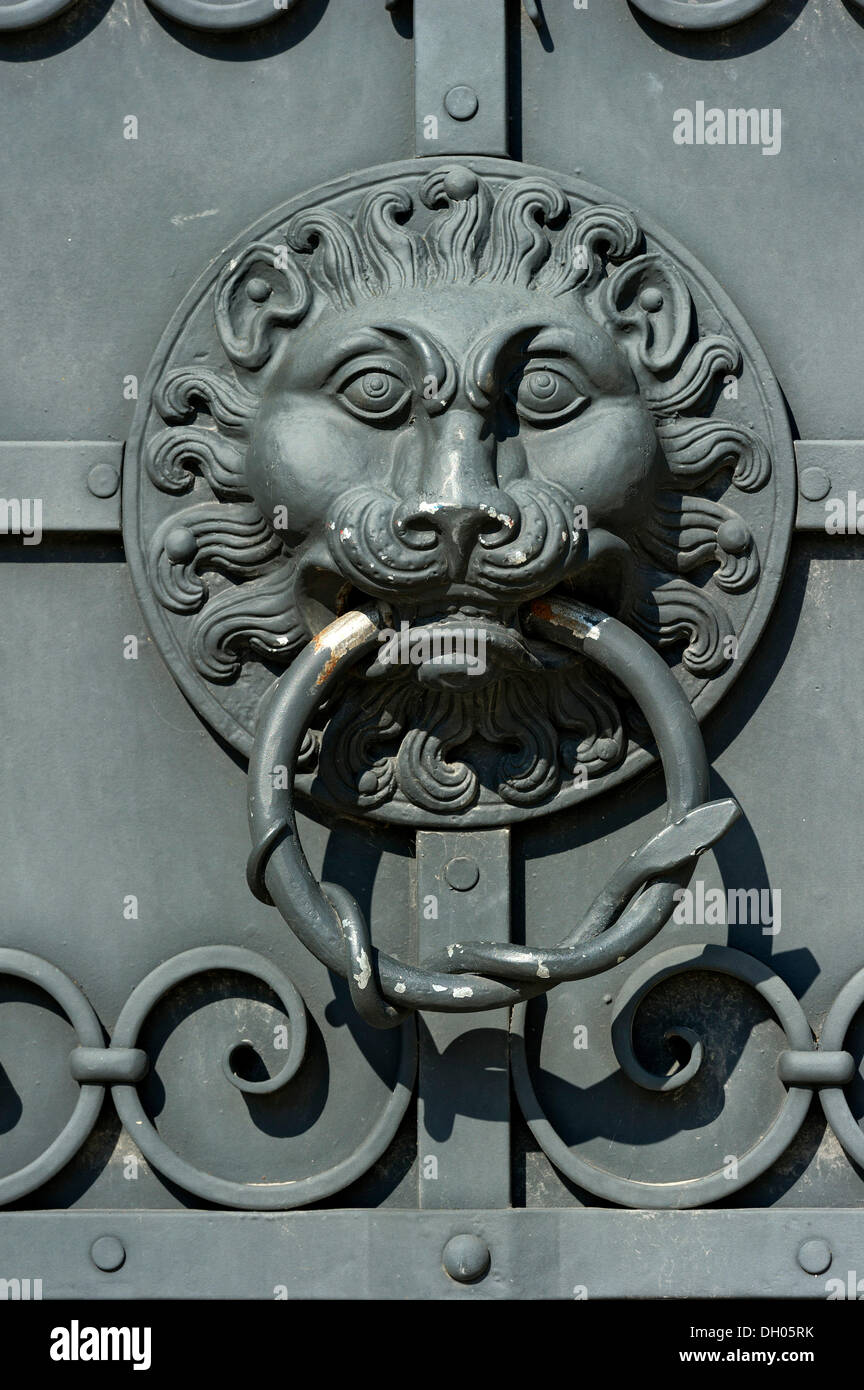 Heurtoir de porte en fer forgé, tête de lion, mur extérieur, musée national bavarois, Bayerisches Nationalmuseum, Prinzregentenstrasse Banque D'Images