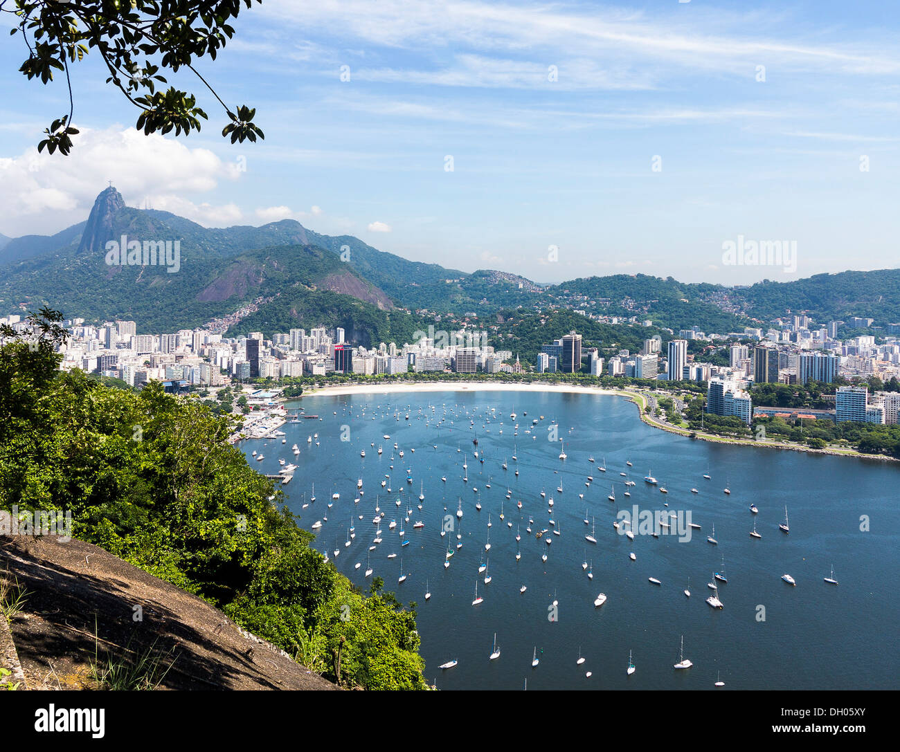 Rio de Janeiro, Brésil, Amérique du Sud - vue aérienne de la ville et le port dans la baie de Guanabara / Ba'a da Guanabara Banque D'Images