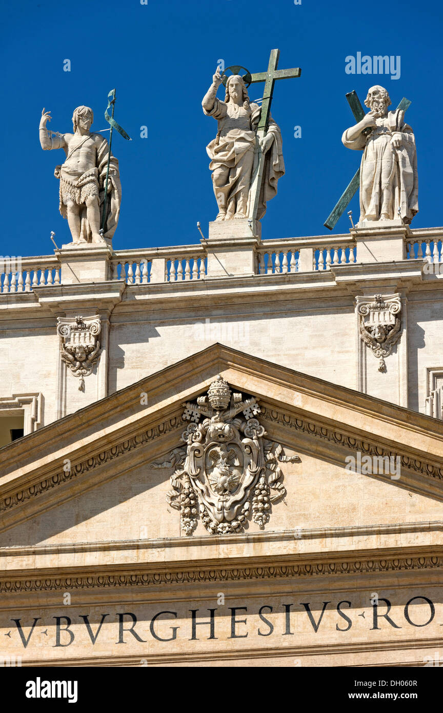 Statues monumentales de Jean le Baptiste, Jésus le Christ et un apôtre sur la façade de la Basilique St Pierre, Piazza San Pietro Banque D'Images