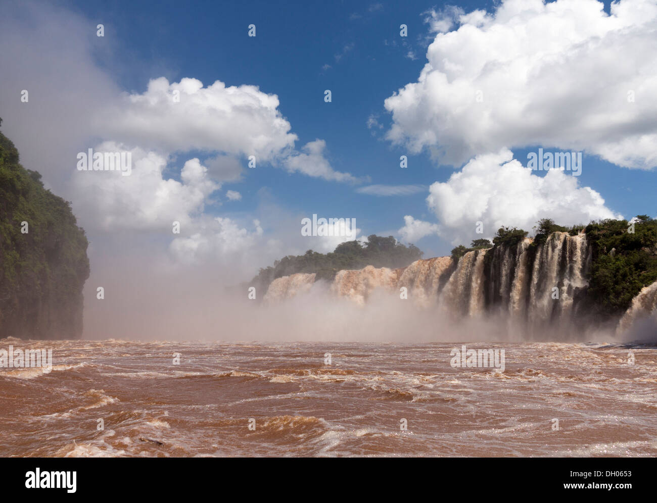 La rivière gonflée d'inondation menant aux célèbres chutes d'Iguaçu Brésil Argentine border waterfall Banque D'Images