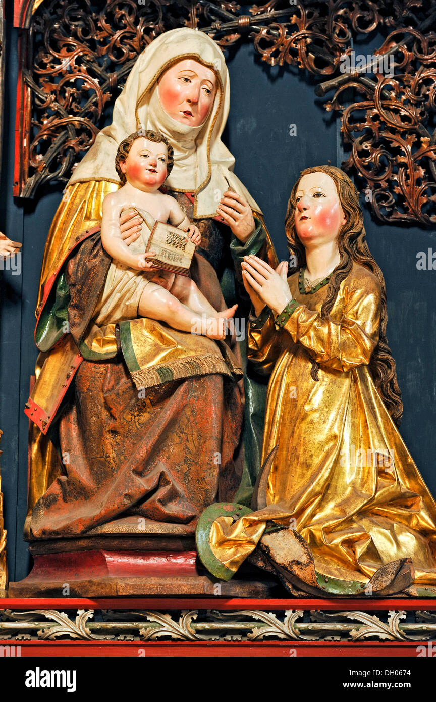 Autel sculpté dédié à St Anne avec le groupe Anna Selbdritt, église romane de Sainte Marie, Gelnhausen, Hesse, Allemagne Banque D'Images
