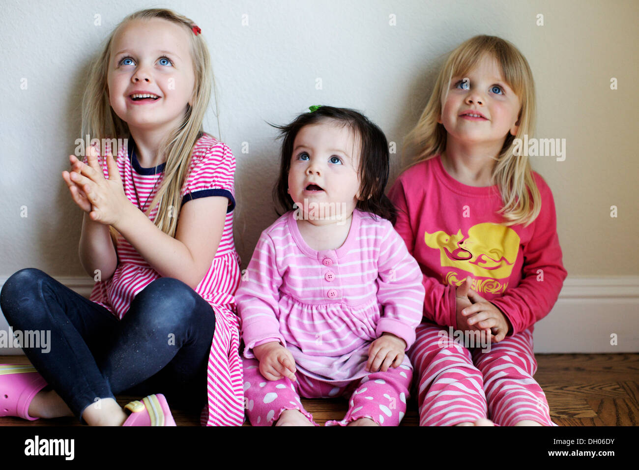 Les filles assis ensemble à l'étage Banque D'Images