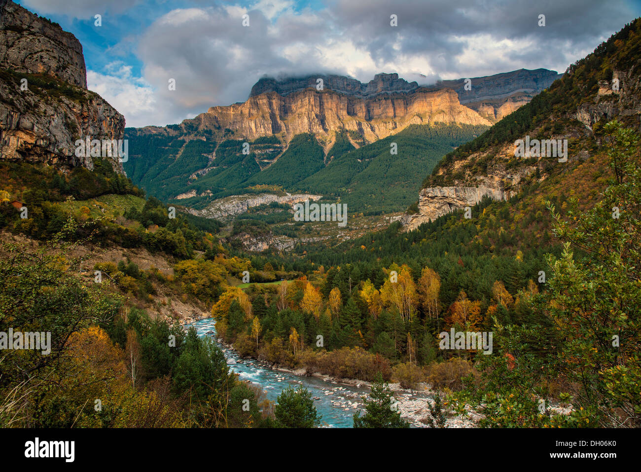 Paysage d'automne en Ordesa et Monte Perdido National Park, Huesca, Aragon, Espagne Banque D'Images
