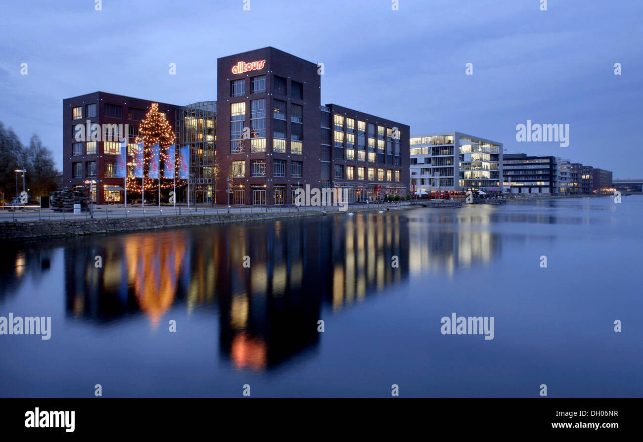 Immeuble de bureaux et l'arbre de Noël sur le port intérieur, Duisburg, Ruhr, Rhénanie du Nord-Westphalie Banque D'Images