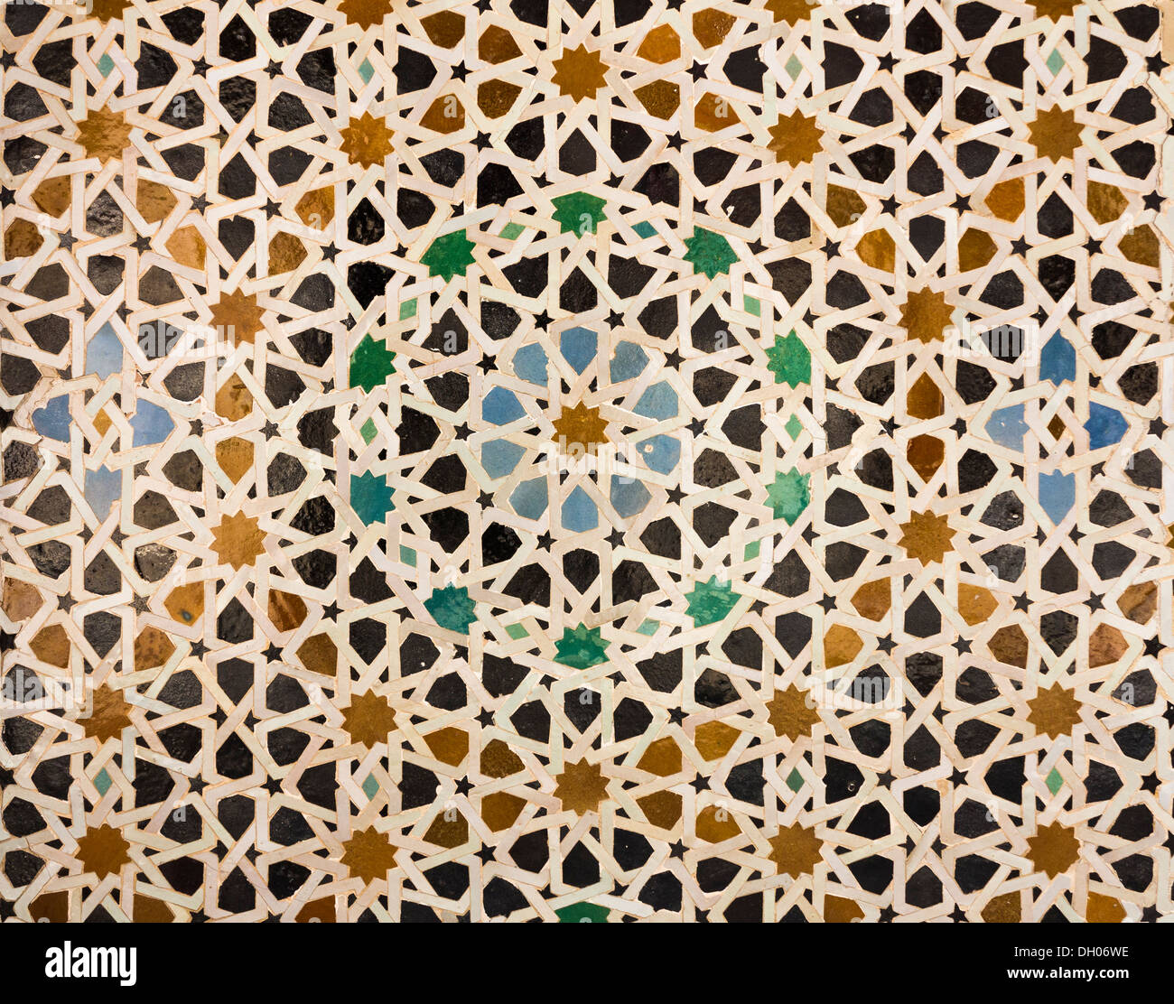 Motif Oriental Mosaïque de carreaux dans une mosquée au Maroc formant des cercles concentriques Banque D'Images