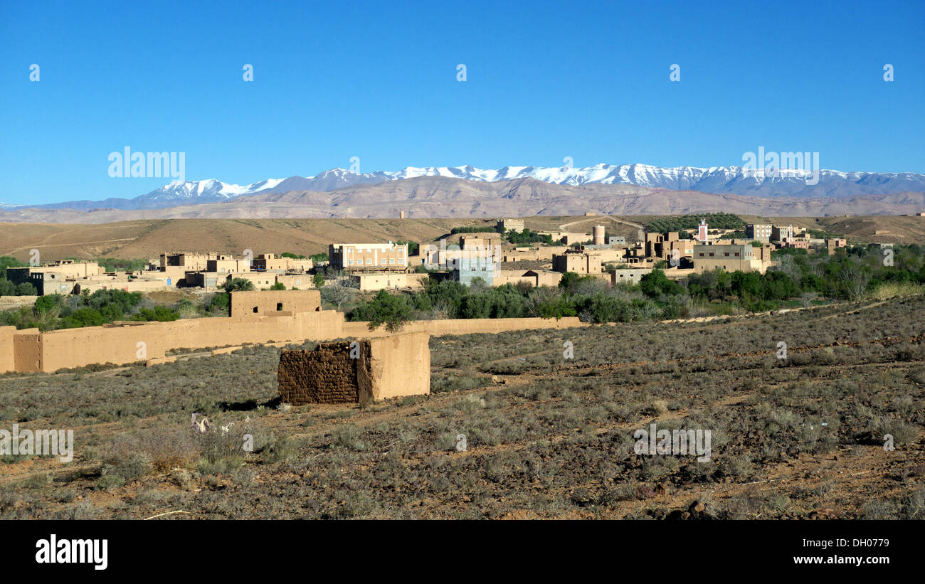 Aci Youl village avec des montagnes du Haut Atlas au-delà, Marrakech-tensift-Draa, Maroc. Banque D'Images