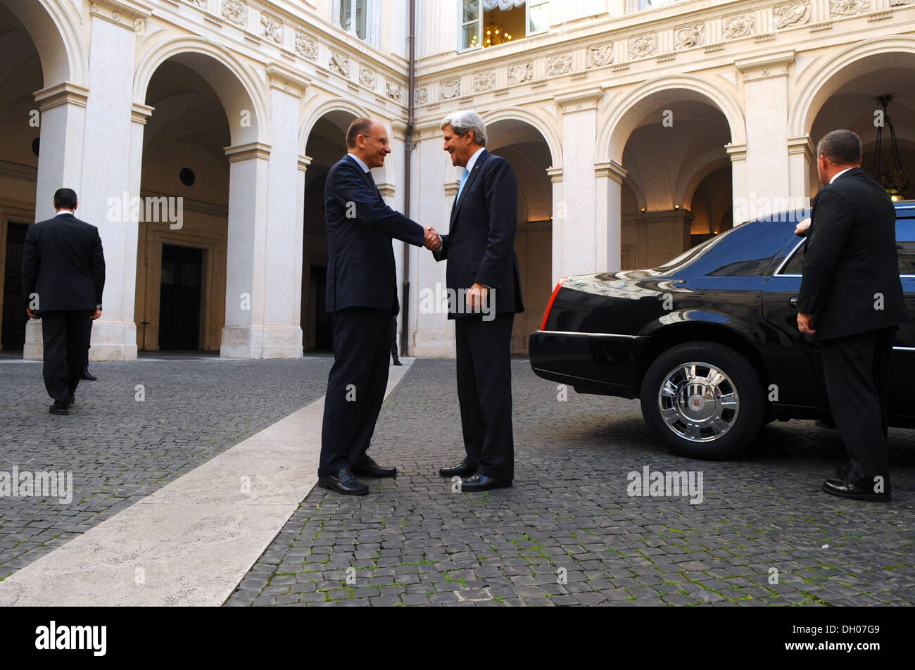 Le premier ministre Letta dit adieu au Secrétaire Kerry Banque D'Images