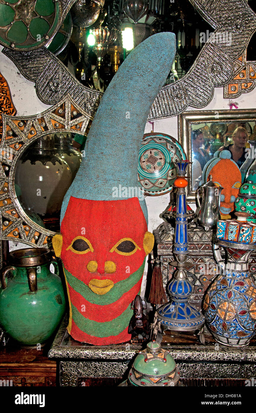 Masque de Tombouctou (Mali) dans la boutique d'antiquités, le Maroc Marrakech Medina Souk Banque D'Images