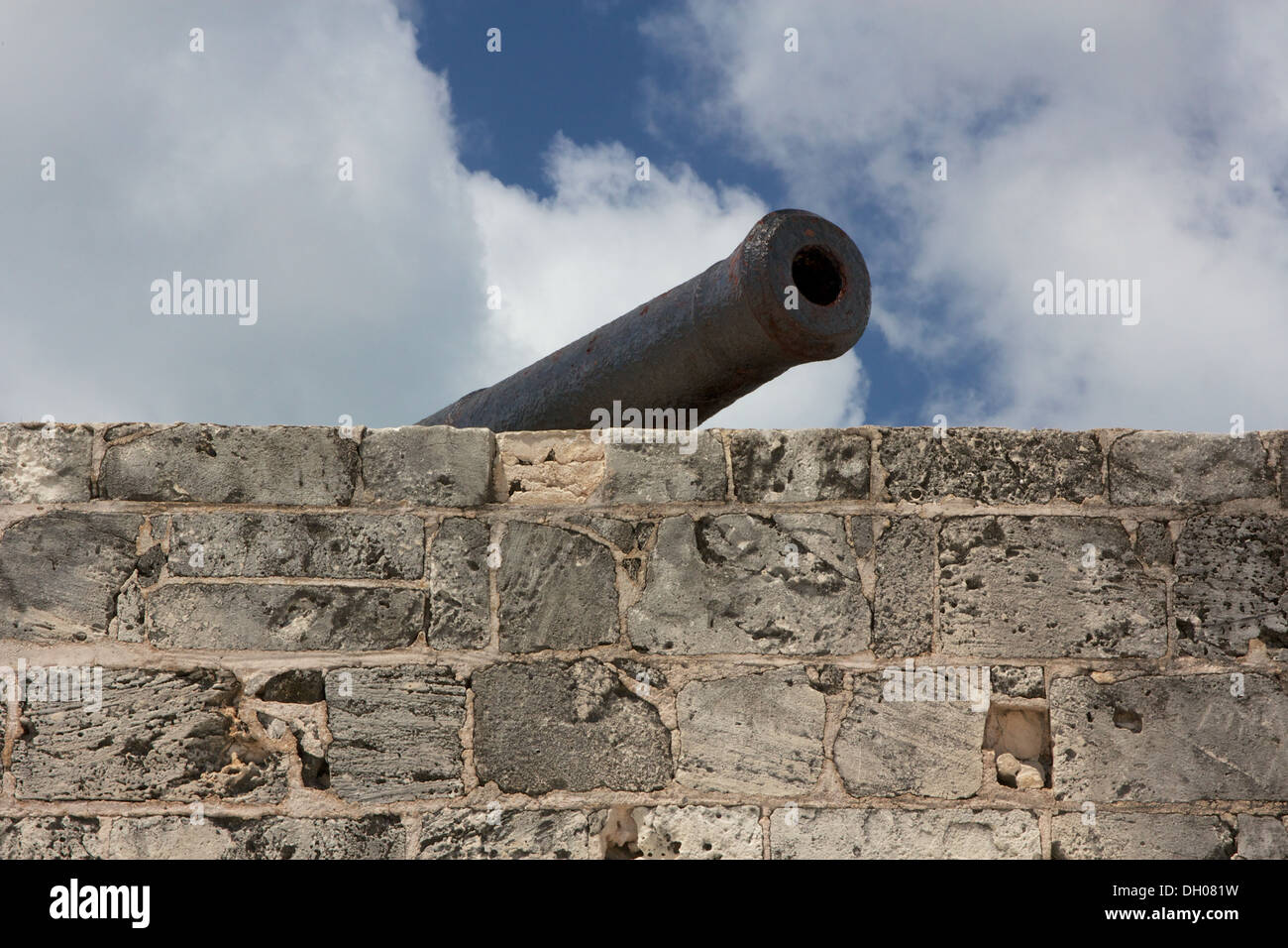 Cannon sur les remparts de Fort Montagu, fortification historique protéger le port de Nassau, aux Bahamas. Banque D'Images