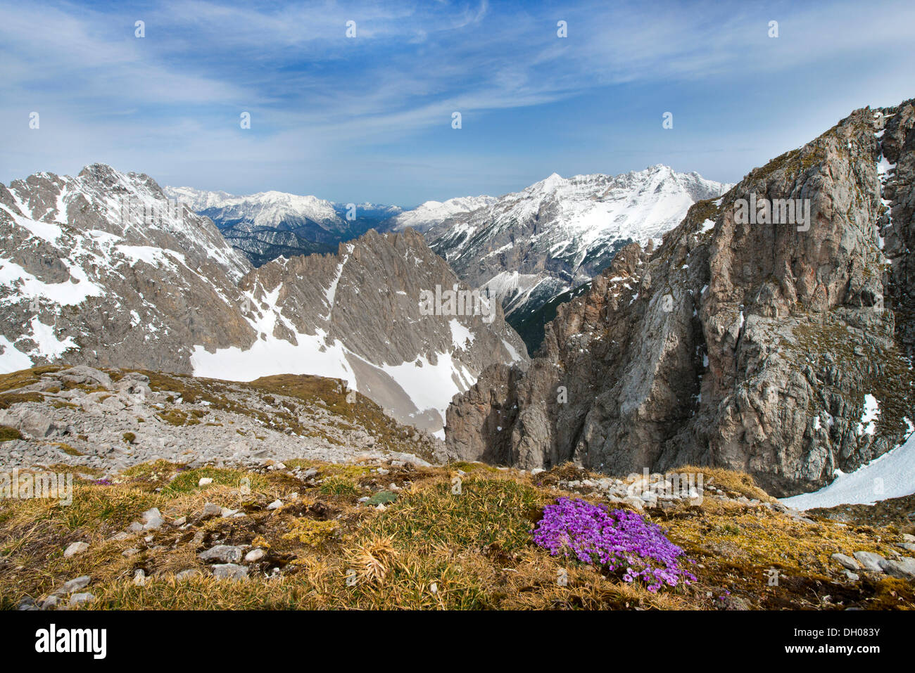 Vue du Mt Hafelekar ouest, à gauche, les montagnes de Wetterstein retour gamme Pleisen-Spitze Gleirsch et Hohe Banque D'Images