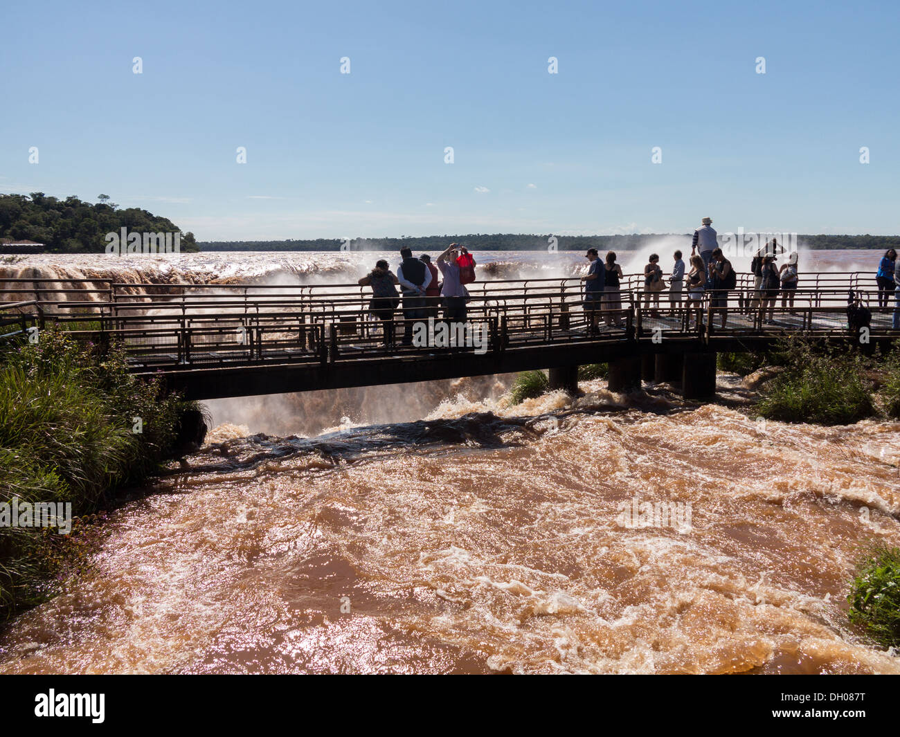 La rivière gonflée d'inondation menant aux célèbres chutes d'Iguaçu sur frontière entre le Brésil et l'Argentine Banque D'Images