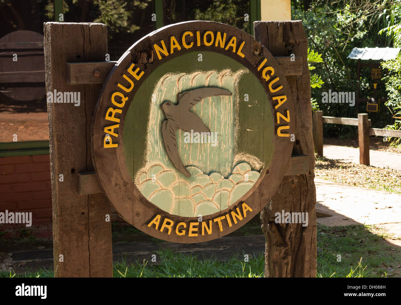 Panneau et trail de célèbres chutes d'Iguaçu sur frontière entre le Brésil et l'Argentine Banque D'Images