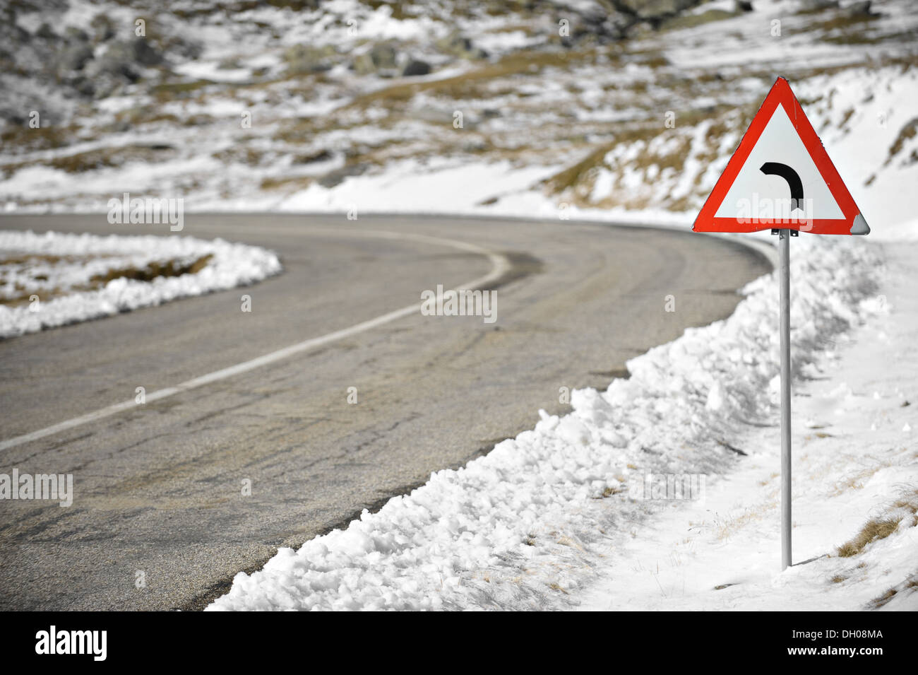 La courbe de gauche signe sur une route de montagne Banque D'Images