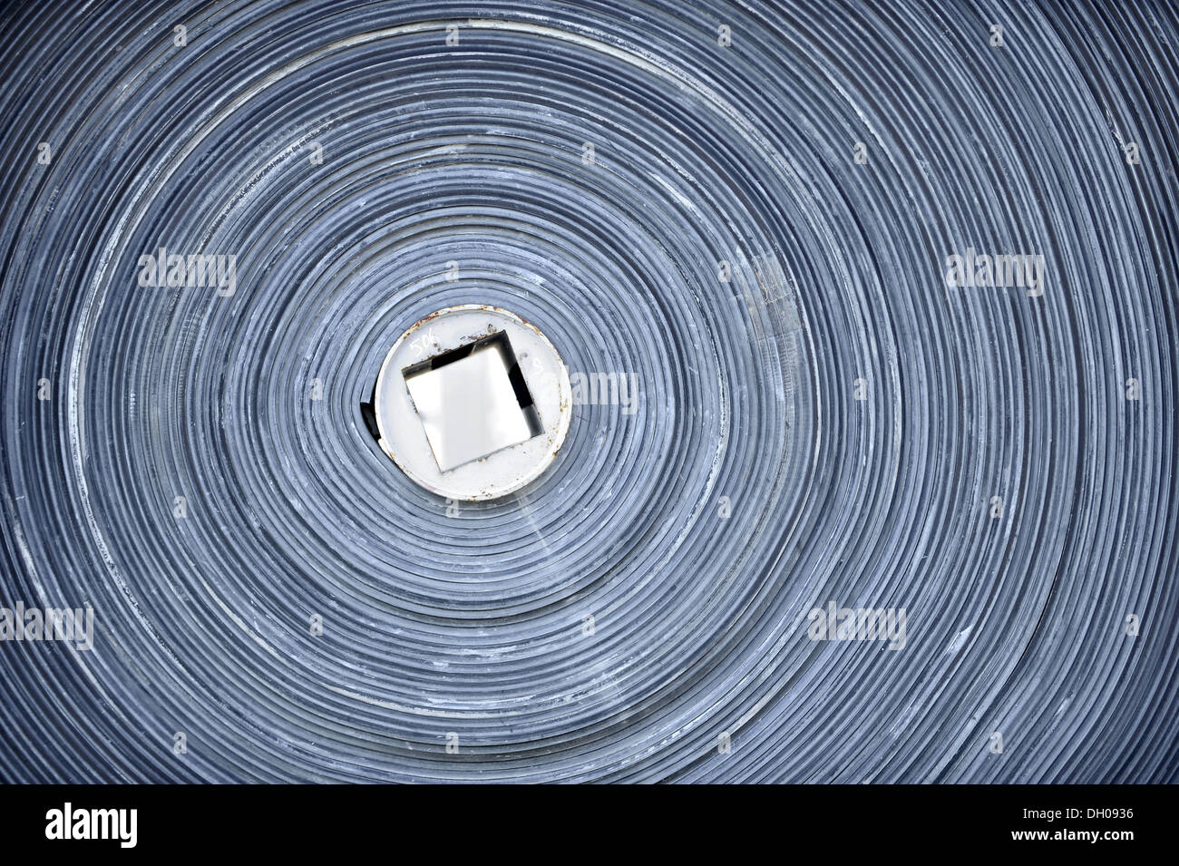 Convoyeur à bande en caoutchouc enroulé sur un chantier de construction Banque D'Images