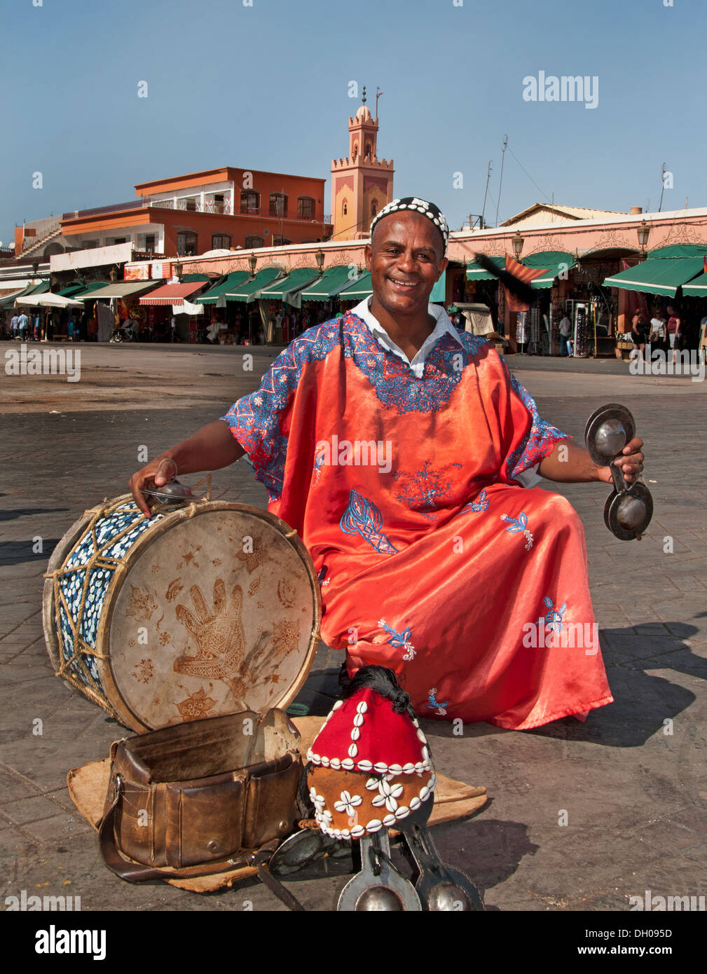 Musicien dans le traditionnel berbère est un Jamaa el Fna square et de la place du marché de la médina de Marrakech (vieille ville) Maroc Banque D'Images