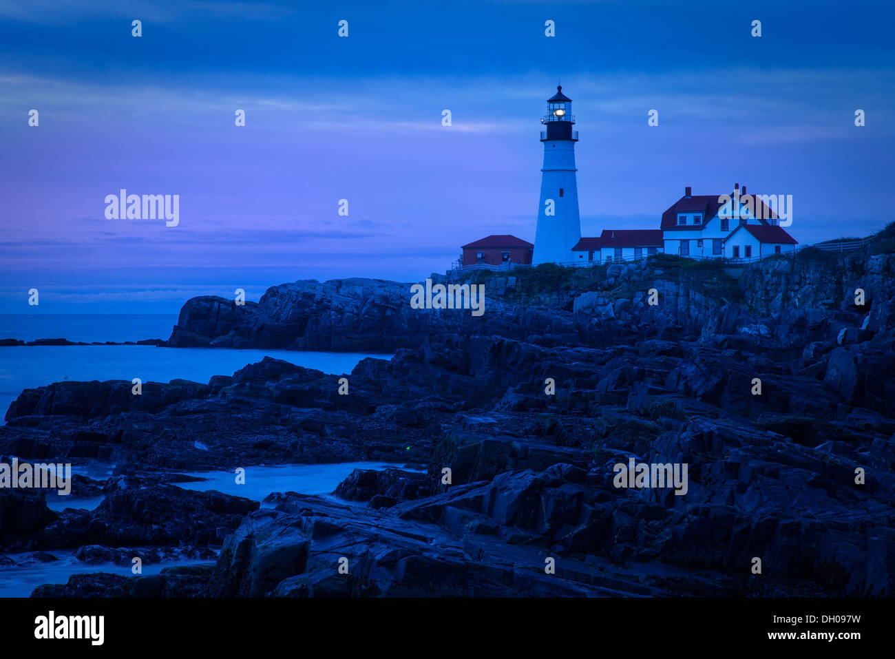 Tôt le matin le long des falaises rocheuses en dessous de la Portland Head Lighthouse près de Portland dans le Maine, USA Banque D'Images