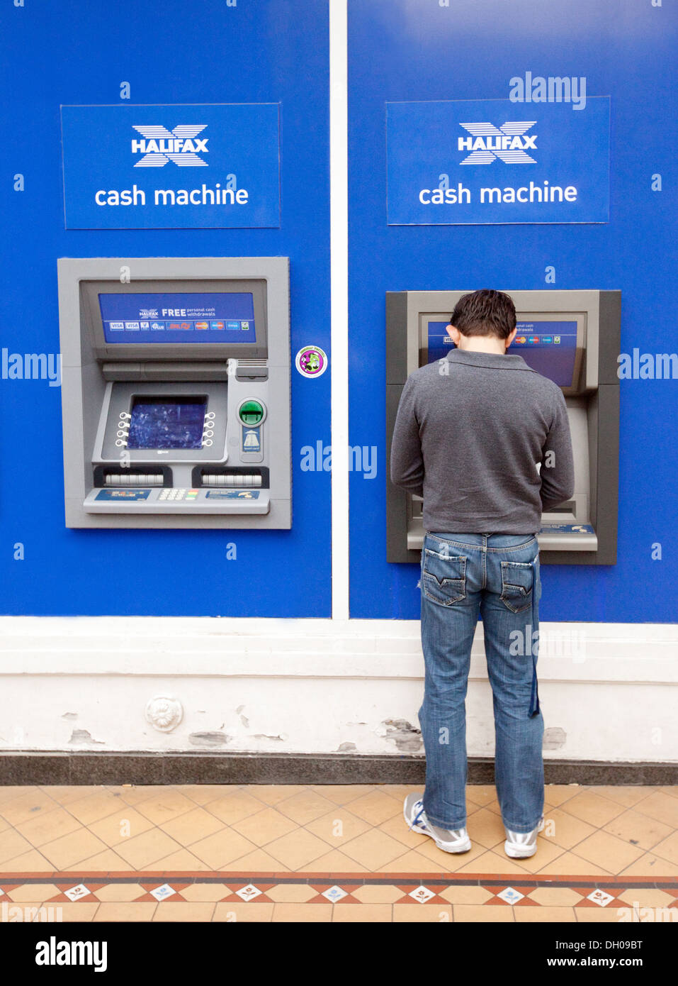 Un homme à percevoir de l'argent à partir d'un GAB de la banque Halifax cash machine, Norwich UK Banque D'Images