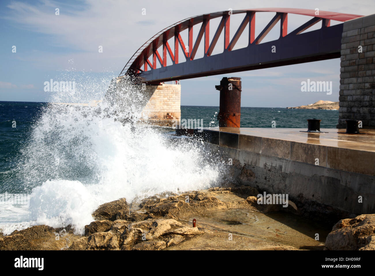 Un jour de tempête sur le brise-lames à Saint Elmo, Grand entrée du port, Malte Banque D'Images