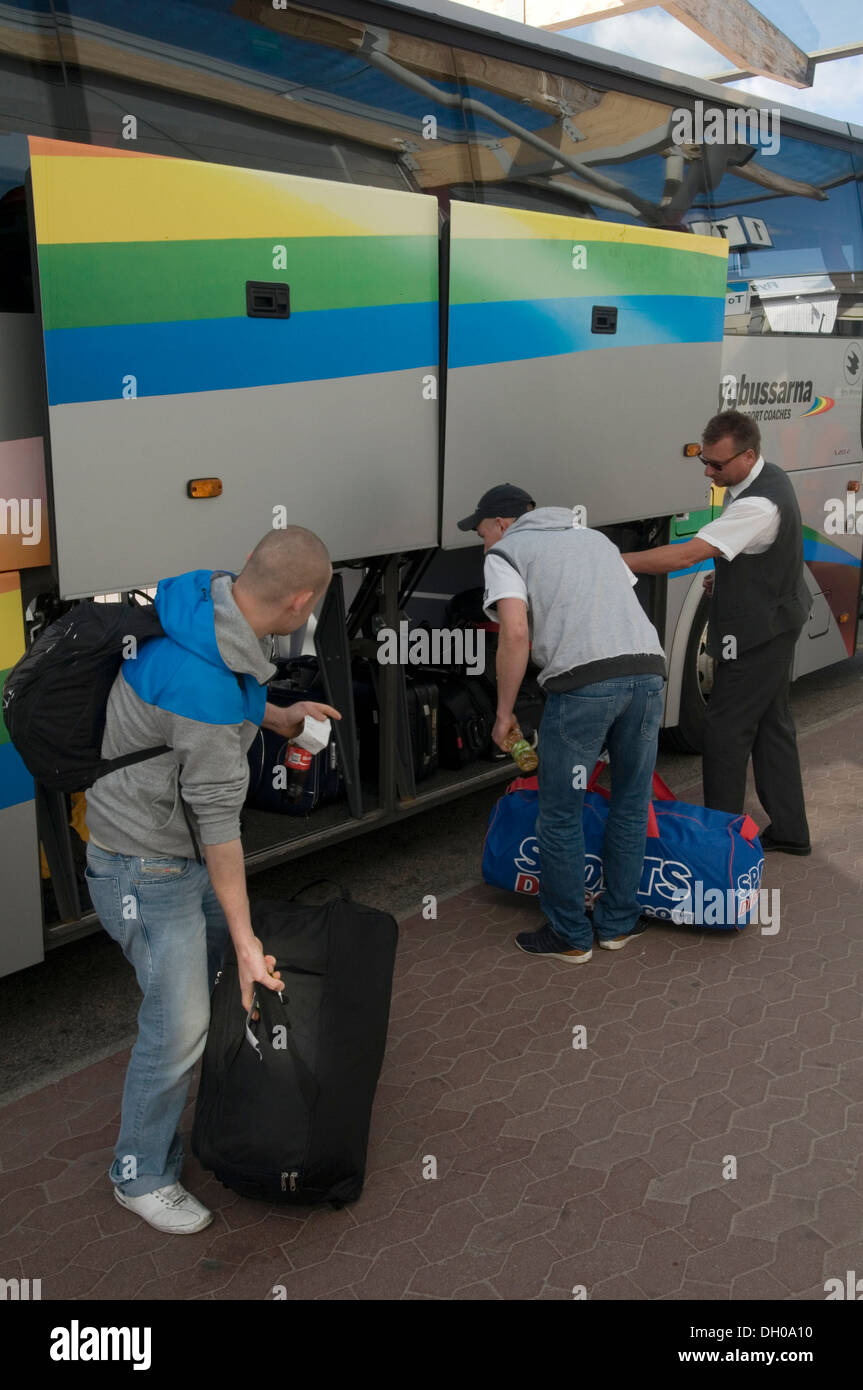 Valises de voyage dans le coffre à bagages d'un bus passager Photo