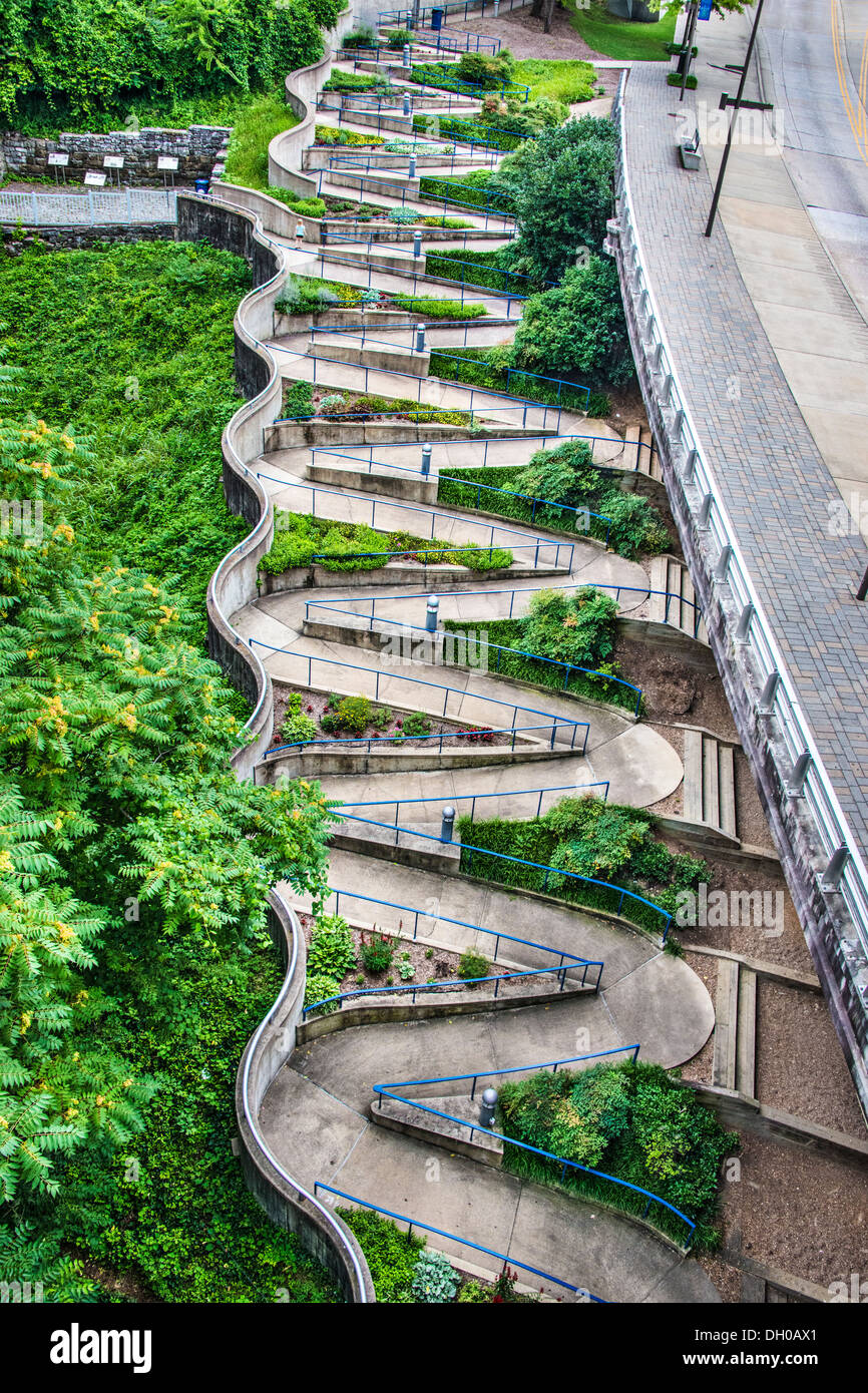 Passerelle zig zag au centre-ville de Chattanooga, Tennessee. Banque D'Images