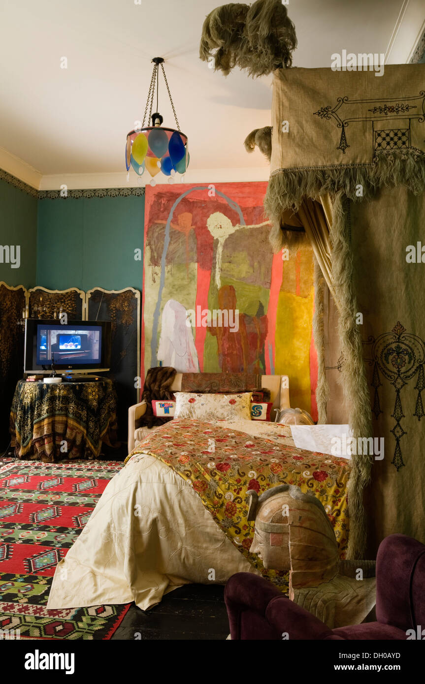 Murs chambre doublée en feutre vert tissu avec des toiles conçues en utilisant des textiles brodés ottoman vieux d'Istanbul Banque D'Images